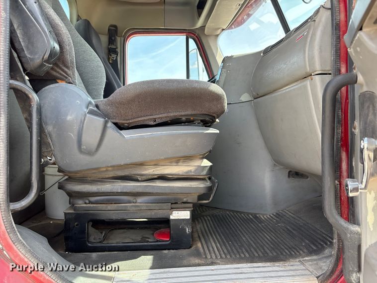 image for item FG2880 2005 Freightliner Columbia semi truck