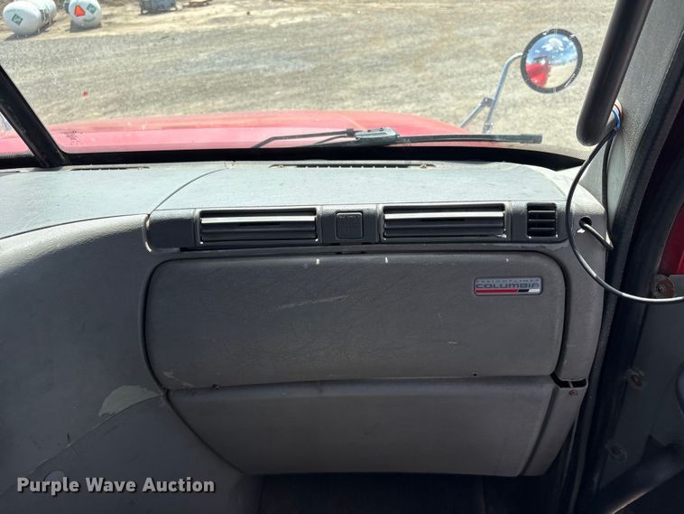 image for item FG2880 2005 Freightliner Columbia semi truck