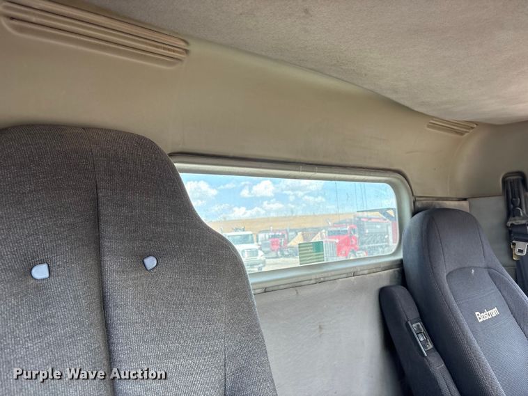 image for item FG2880 2005 Freightliner Columbia semi truck