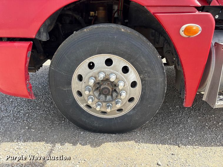 image for item FG2880 2005 Freightliner Columbia semi truck