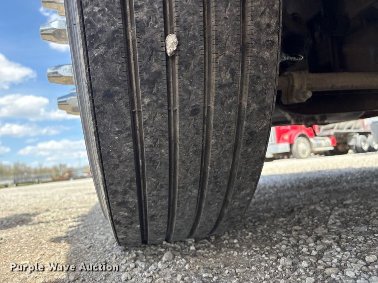 image for item FG2880 2005 Freightliner Columbia semi truck