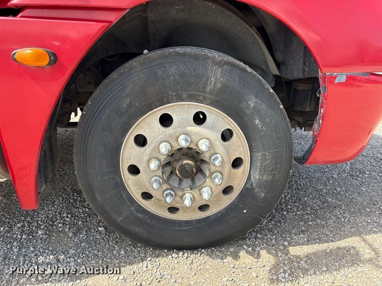 image for item FG2880 2005 Freightliner Columbia semi truck