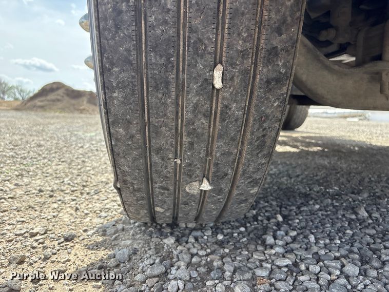 image for item FG2880 2005 Freightliner Columbia semi truck