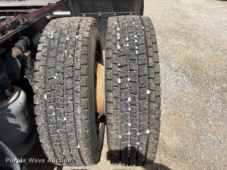 image for item FG2880 2005 Freightliner Columbia semi truck