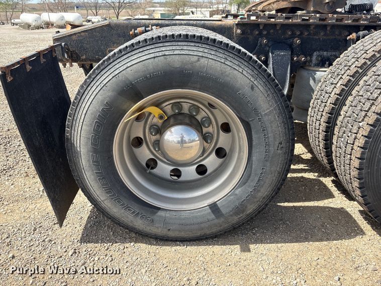 image for item FG2880 2005 Freightliner Columbia semi truck