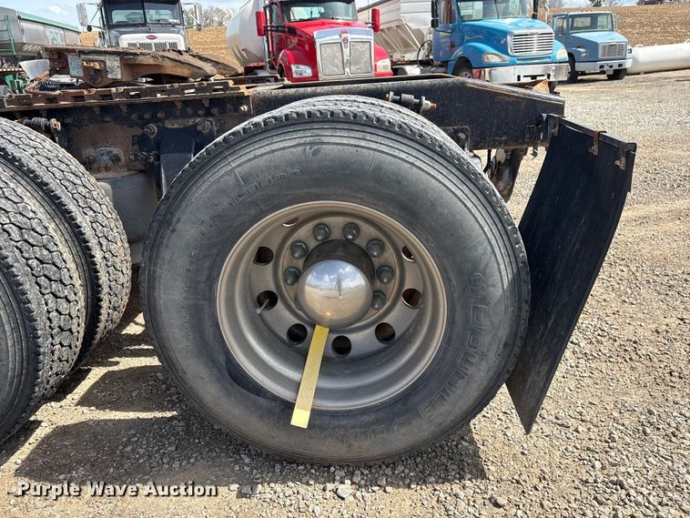 image for item FG2880 2005 Freightliner Columbia semi truck