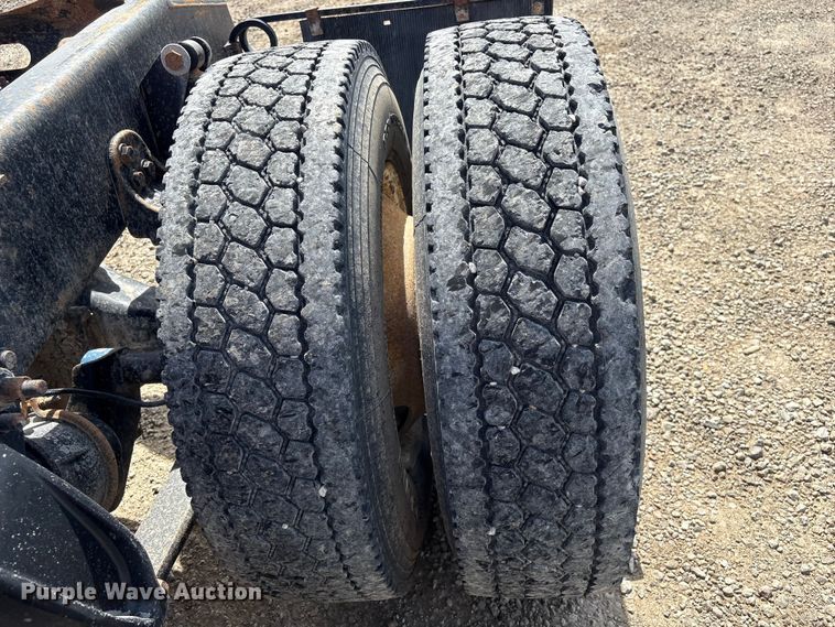 image for item FG2880 2005 Freightliner Columbia semi truck