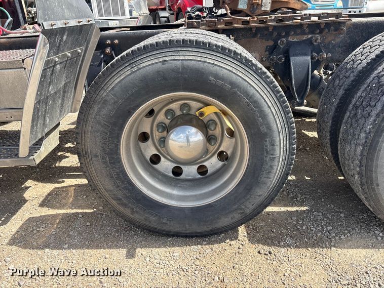 image for item FG2880 2005 Freightliner Columbia semi truck