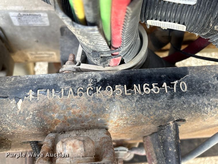 image for item FG2880 2005 Freightliner Columbia semi truck