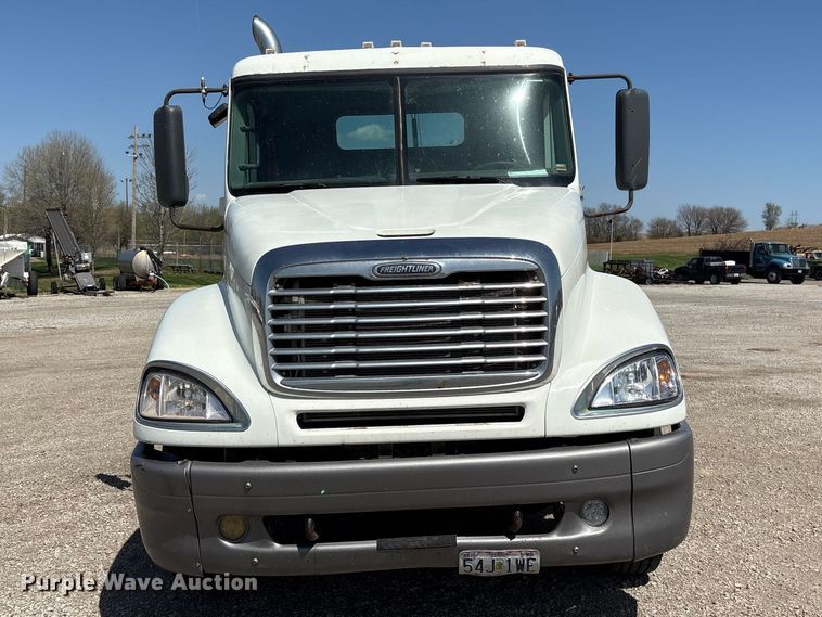 image for item FG2881 2007 Freightliner Columbia semi truck