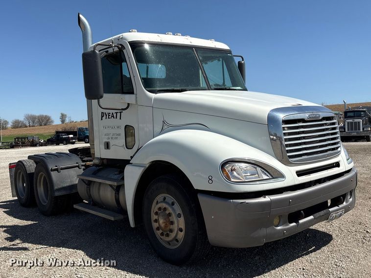 image for item FG2881 2007 Freightliner Columbia semi truck