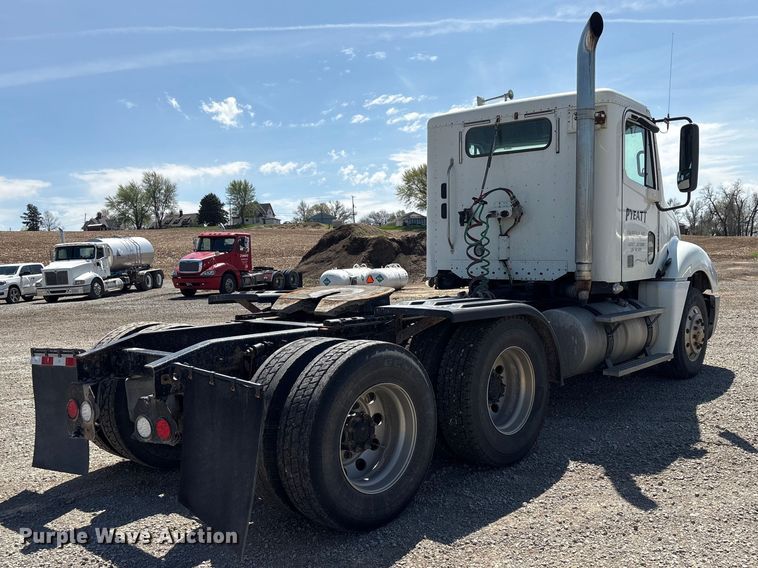 image for item FG2881 2007 Freightliner Columbia semi truck