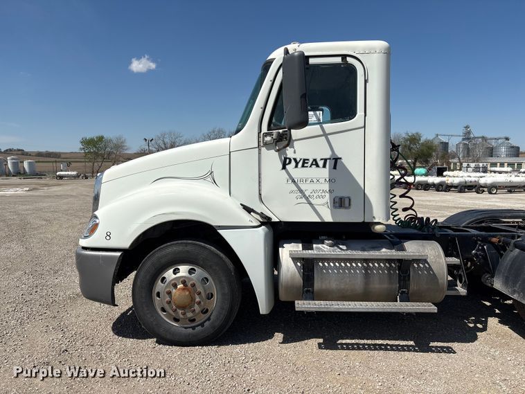 image for item FG2881 2007 Freightliner Columbia semi truck