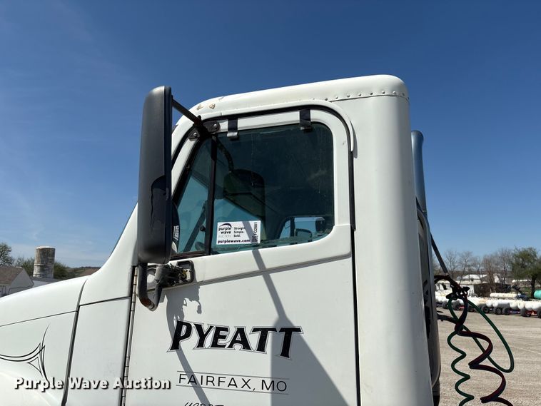 image for item FG2881 2007 Freightliner Columbia semi truck