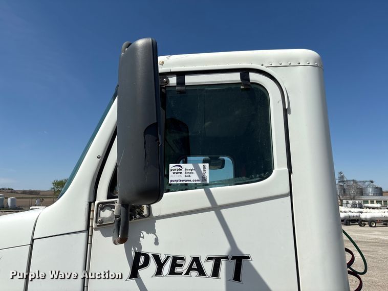 image for item FG2881 2007 Freightliner Columbia semi truck