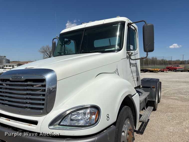 image for item FG2881 2007 Freightliner Columbia semi truck