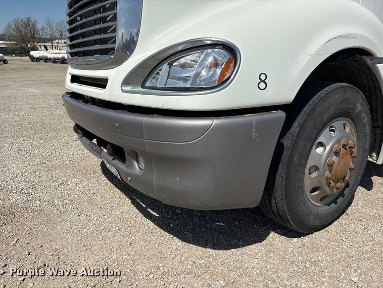 image for item FG2881 2007 Freightliner Columbia semi truck