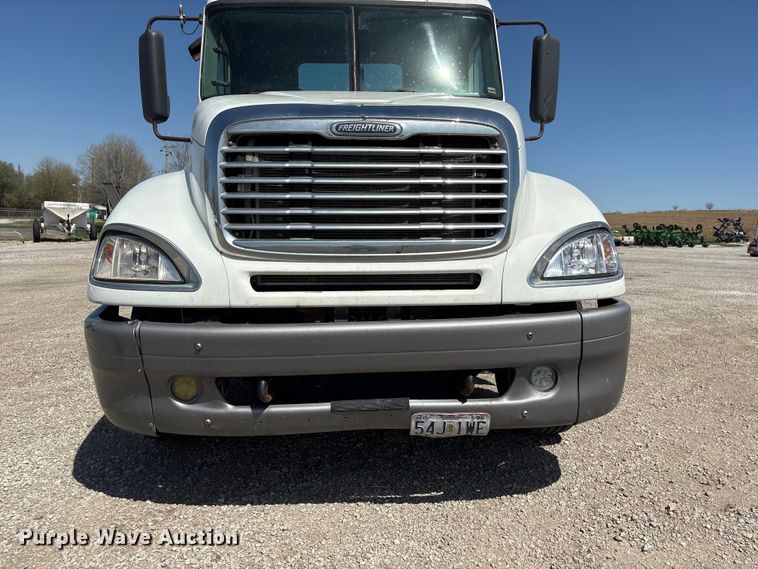 image for item FG2881 2007 Freightliner Columbia semi truck