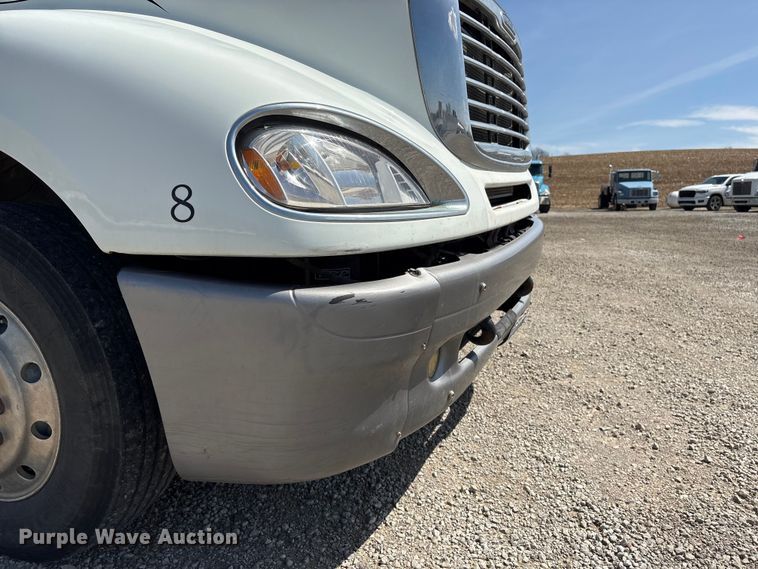 image for item FG2881 2007 Freightliner Columbia semi truck