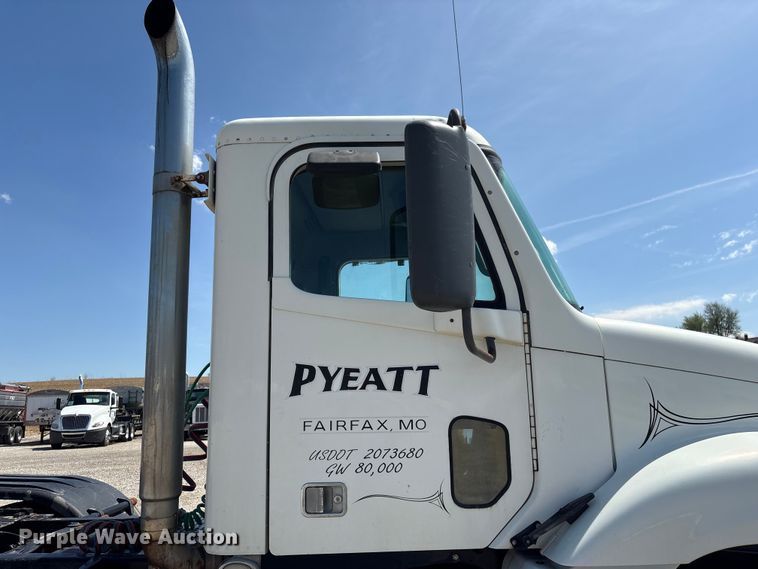 image for item FG2881 2007 Freightliner Columbia semi truck