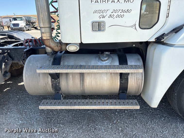 image for item FG2881 2007 Freightliner Columbia semi truck