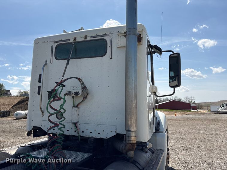 image for item FG2881 2007 Freightliner Columbia semi truck