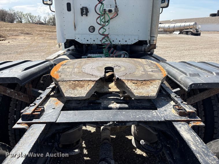 image for item FG2881 2007 Freightliner Columbia semi truck