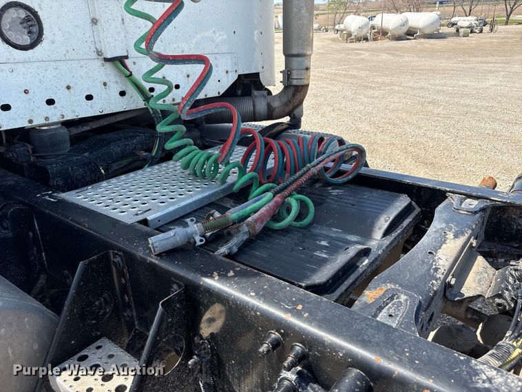 image for item FG2881 2007 Freightliner Columbia semi truck