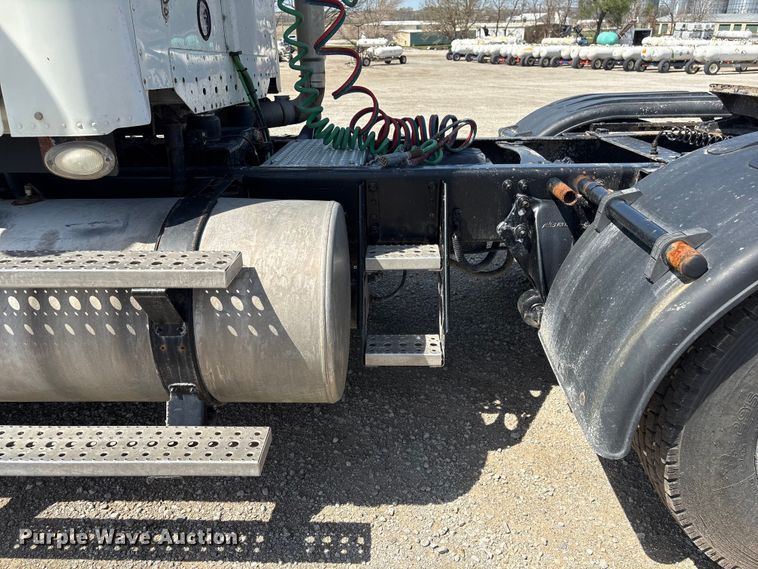 image for item FG2881 2007 Freightliner Columbia semi truck