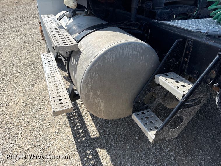 image for item FG2881 2007 Freightliner Columbia semi truck