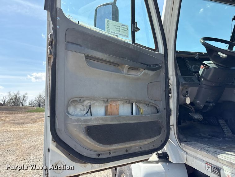 image for item FG2881 2007 Freightliner Columbia semi truck