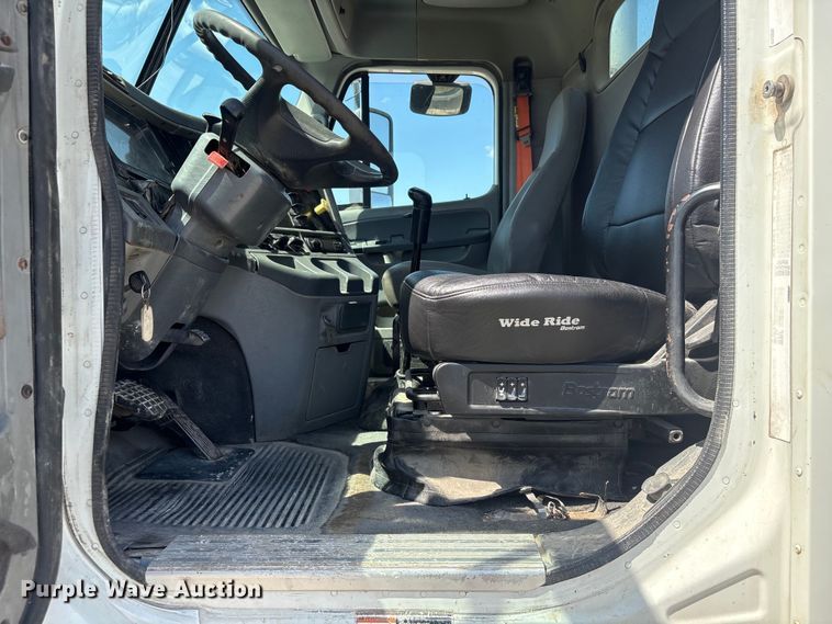 image for item FG2881 2007 Freightliner Columbia semi truck