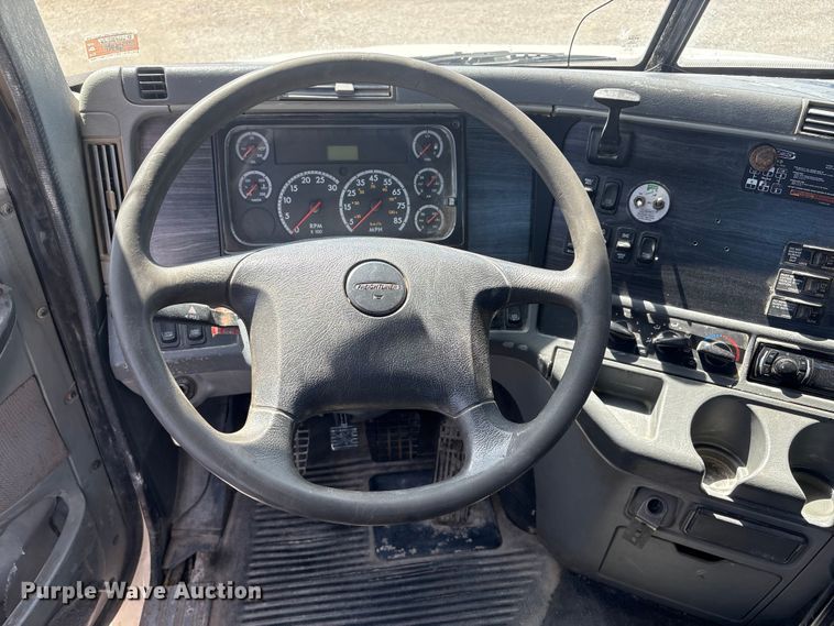 image for item FG2881 2007 Freightliner Columbia semi truck