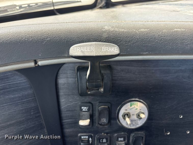 image for item FG2881 2007 Freightliner Columbia semi truck