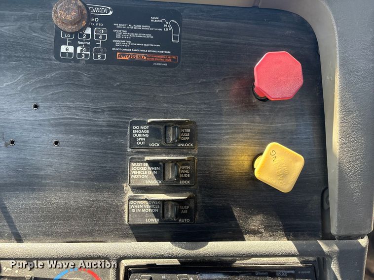 image for item FG2881 2007 Freightliner Columbia semi truck