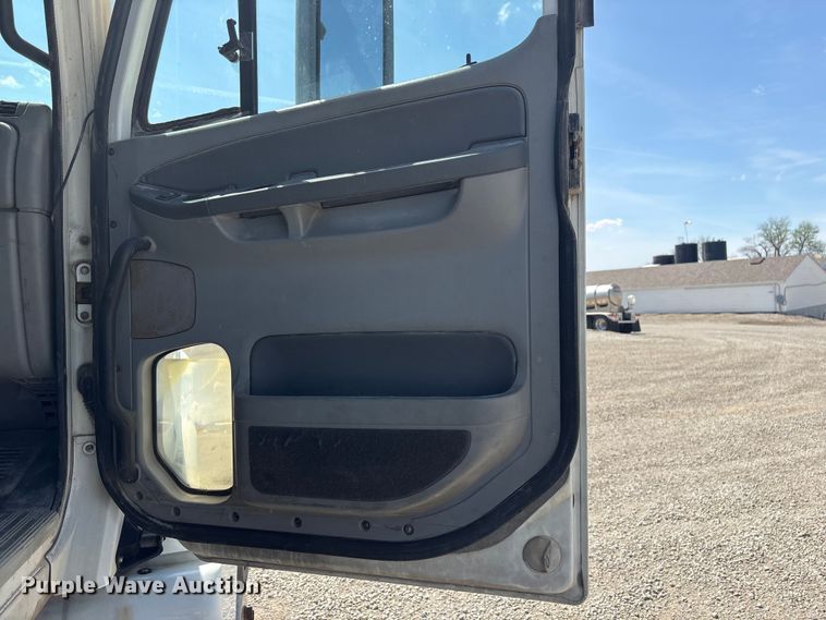 image for item FG2881 2007 Freightliner Columbia semi truck