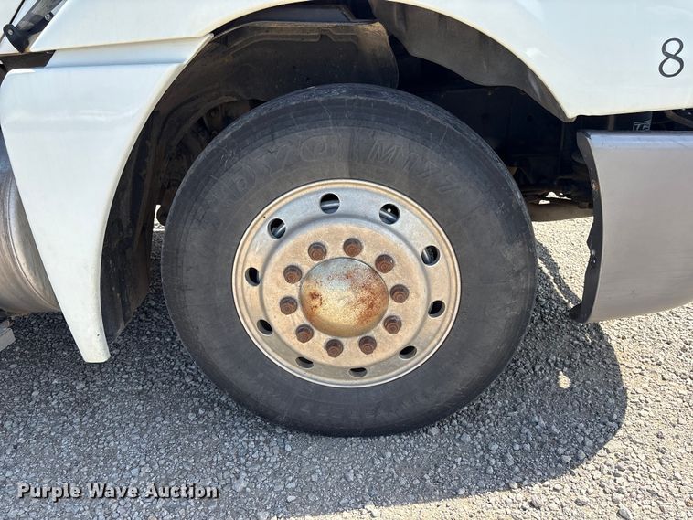 image for item FG2881 2007 Freightliner Columbia semi truck