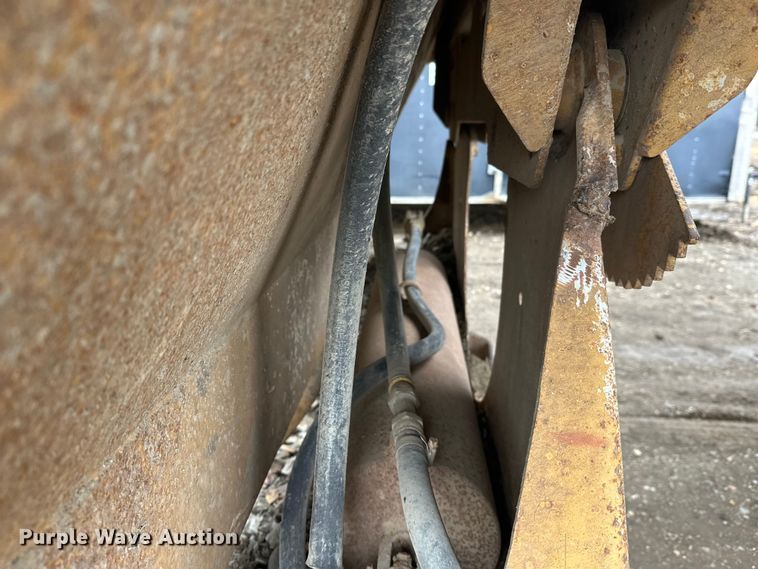 image for item FK0057 1998 Midland Mfg Ltd MG43Clam bottom dump trailer