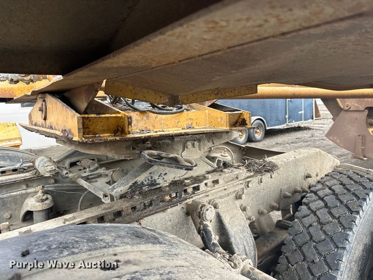 image for item FK0057 1998 Midland Mfg Ltd MG43Clam bottom dump trailer