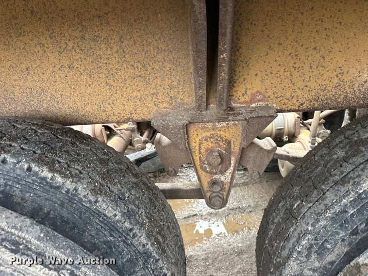 image for item FK0057 1998 Midland Mfg Ltd MG43Clam bottom dump trailer