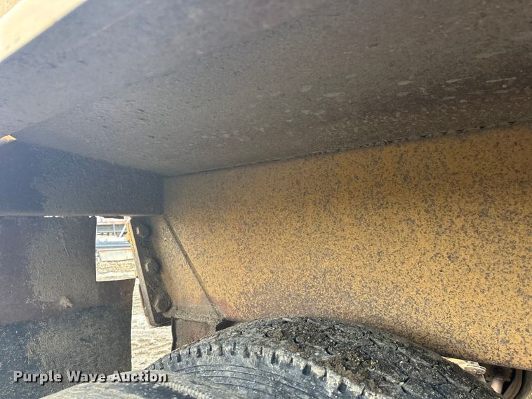 image for item FK0057 1998 Midland Mfg Ltd MG43Clam bottom dump trailer