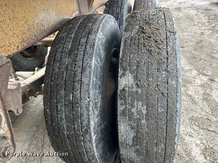 image for item FK0057 1998 Midland Mfg Ltd MG43Clam bottom dump trailer