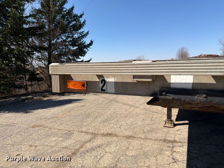 image for item FK0070 2001 Reinke Manufacturing Company, Inc drop deck trailer