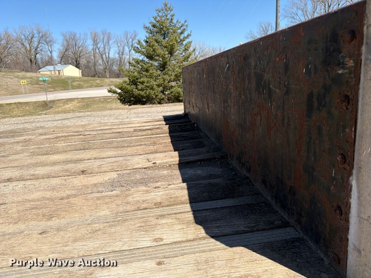 image for item FK0070 2001 Reinke Manufacturing Company, Inc drop deck trailer