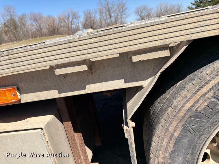 image for item FK0070 2001 Reinke Manufacturing Company, Inc drop deck trailer
