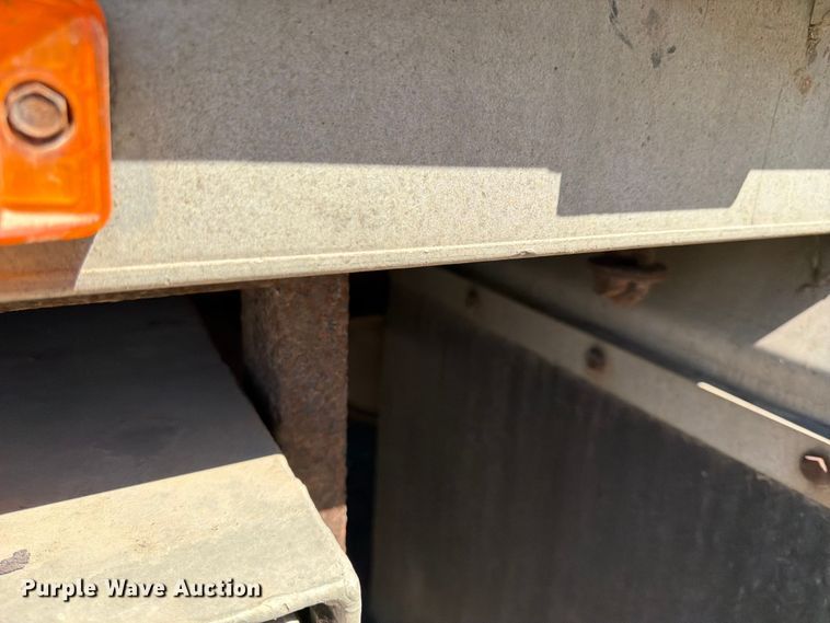 image for item FK0070 2001 Reinke Manufacturing Company, Inc drop deck trailer