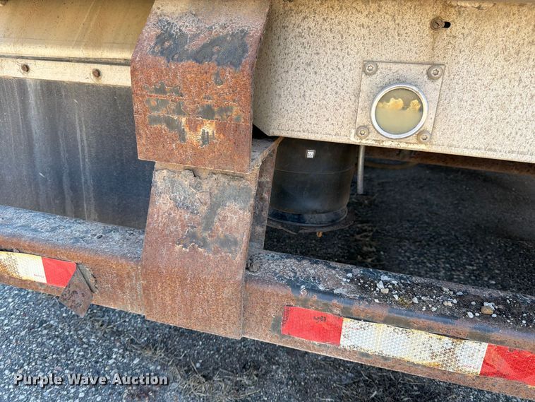 image for item FK0070 2001 Reinke Manufacturing Company, Inc drop deck trailer