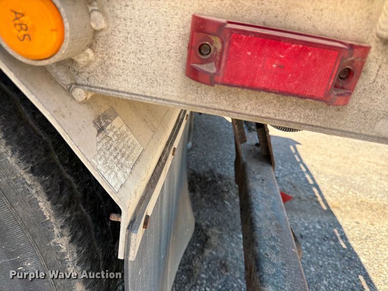 image for item FK0070 2001 Reinke Manufacturing Company, Inc drop deck trailer