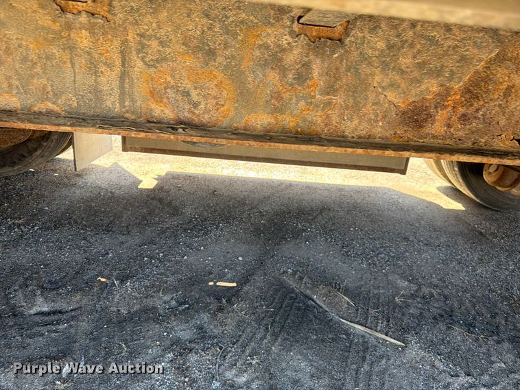 image for item FK0070 2001 Reinke Manufacturing Company, Inc drop deck trailer