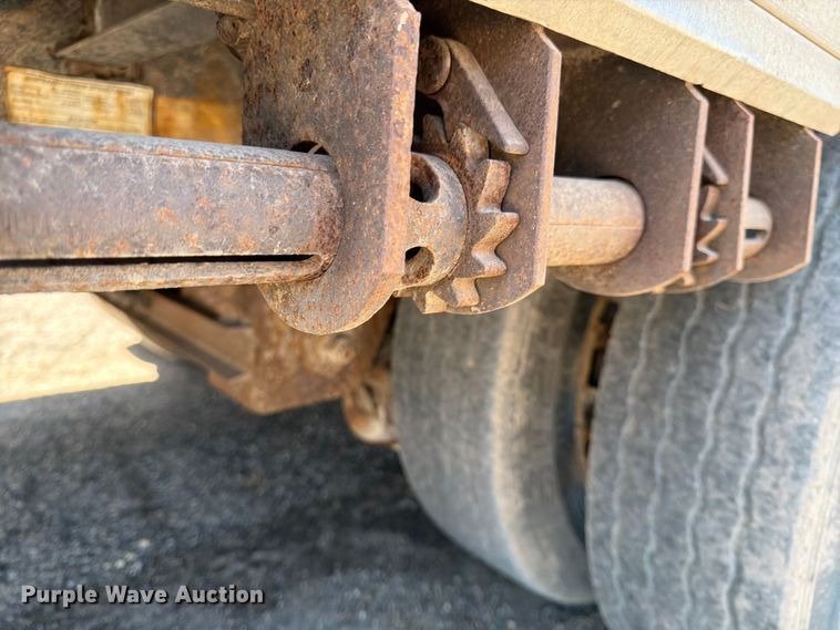 image for item FK0070 2001 Reinke Manufacturing Company, Inc drop deck trailer